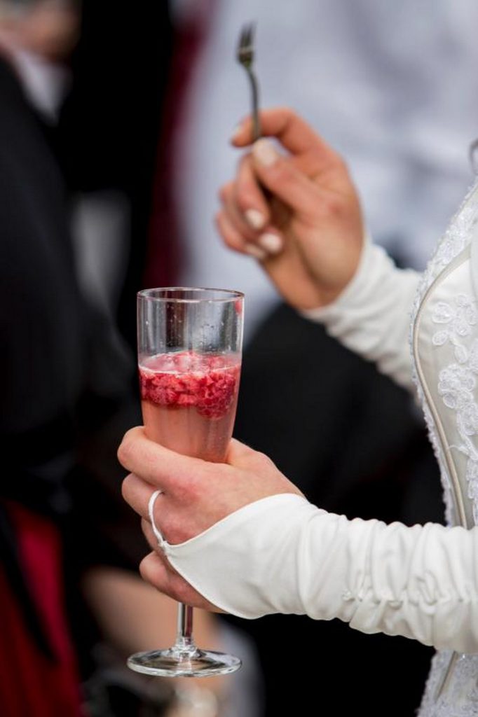 Sekt mit gefrorenen Früchten