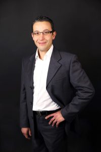 Junger Mann im Businesslook fotografiert