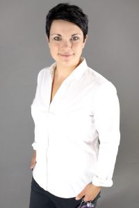 Jungefrau mit beim Businessshooting vor grauerm Hintergrund