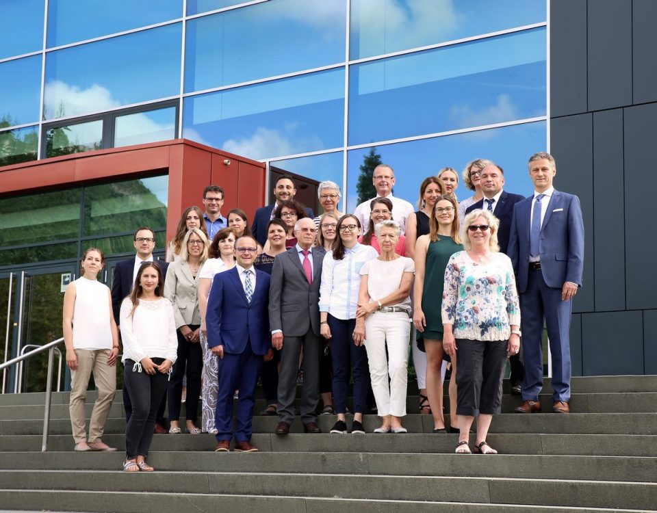 Businessfoto auf Treppe stehend