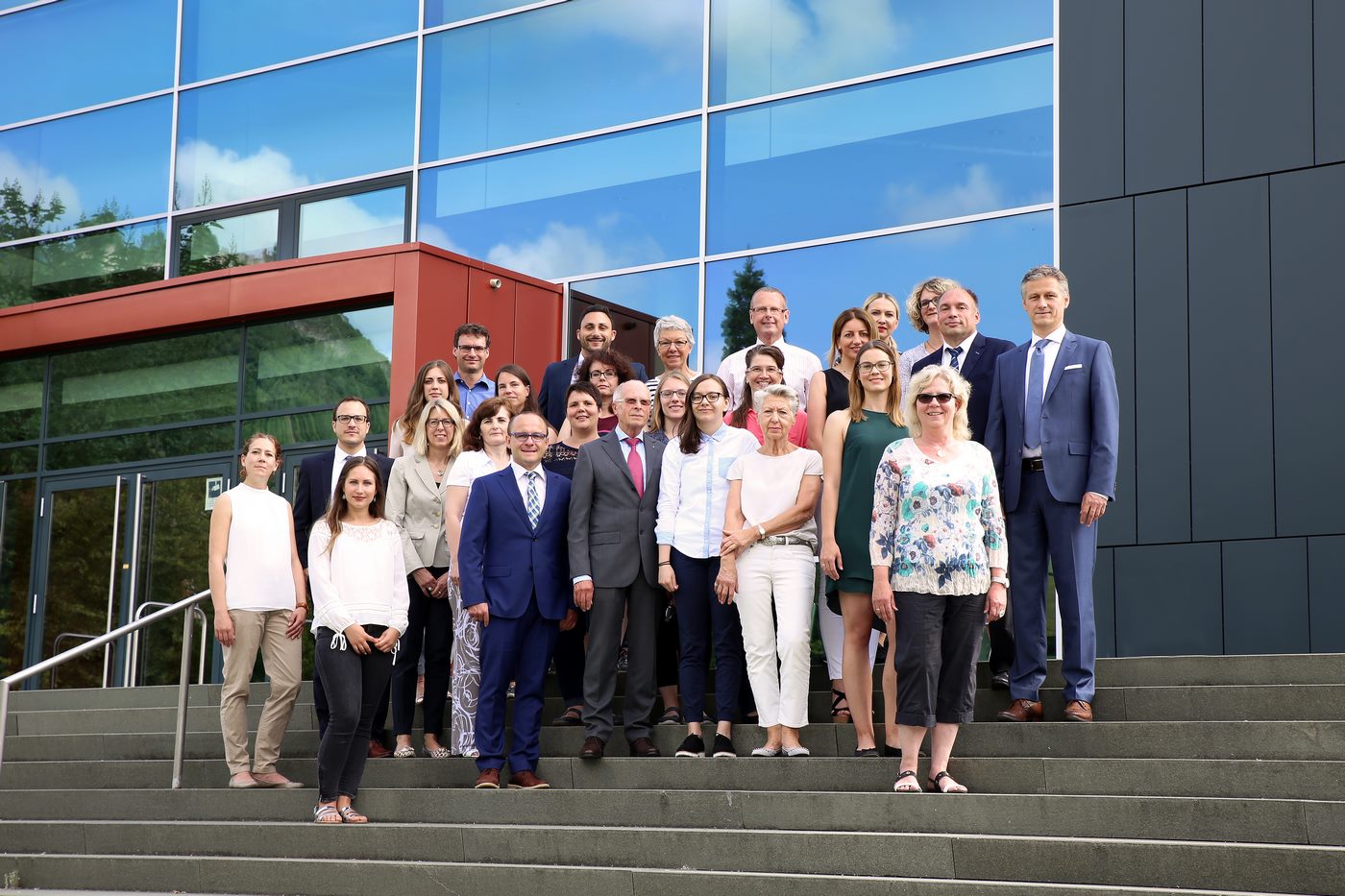 Businessfoto auf Treppe stehend