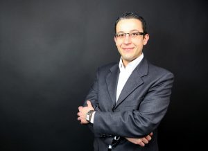 Businessfotografie Herr vor dunklem Hintergrund