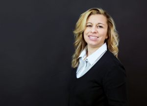 Businessfotografie Frau vor dunklem Hintergrund