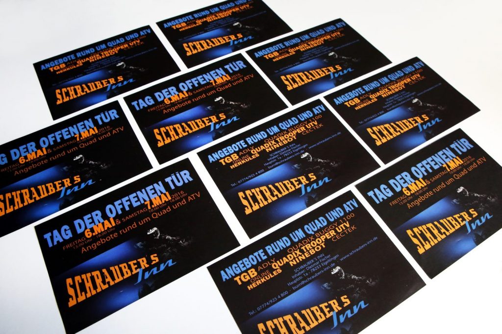 Mehrere Flyer auf einem Bild von Schraubers Inn
