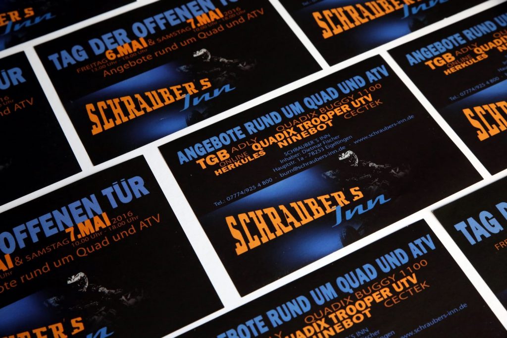 Mehrere Flyer auf einem Bild von Schraubers Inn