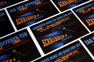 Mehrere Flyer auf einem Bild von Schraubers Inn
