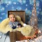 Baby fotografiert in Holzkiste zur Weihnachtszeit