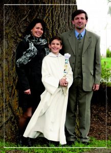 Familie mit Kind zur Kommunion fotografiert