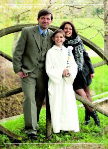 Familie mit Kind zur Kommunion fotografiert