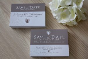 Save the Date Karte zur Hochzeit in Taupe mit Fingerabdruck Logo