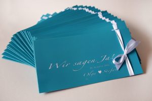 Einladungskarte zur Hochzeit in türkis