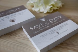 Save the Date Karte zur Hochzeit in Taupe mit Fingerabdruck Logo