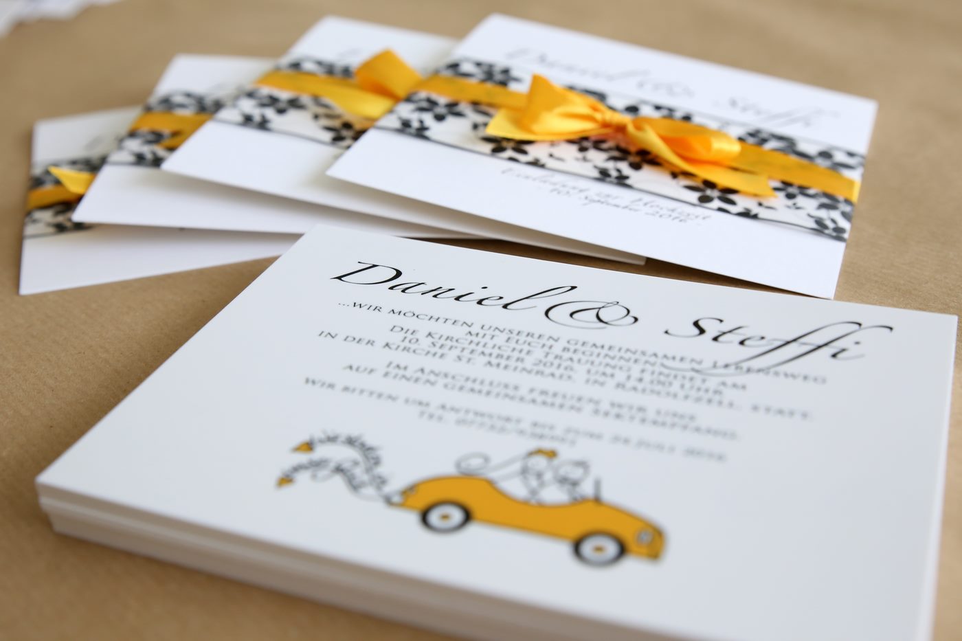 Einladungskarte mit Einleger und oranger Schleife zur Hochzeit