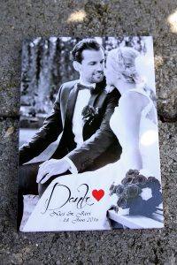 Dankeskarte zur Hochzeit als Postkarte in schwarz-weiß auf Steinmauer
