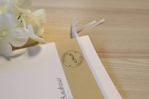 Handgefertigte Einladungskarte mit Kraftpapier mit Einleger und eigenem Logo