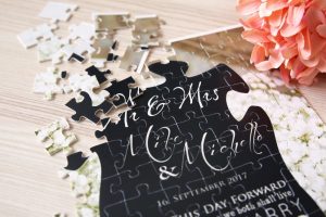 Fotopuzzle als Einladungskarte zur Hochzeit Nahaufnahme