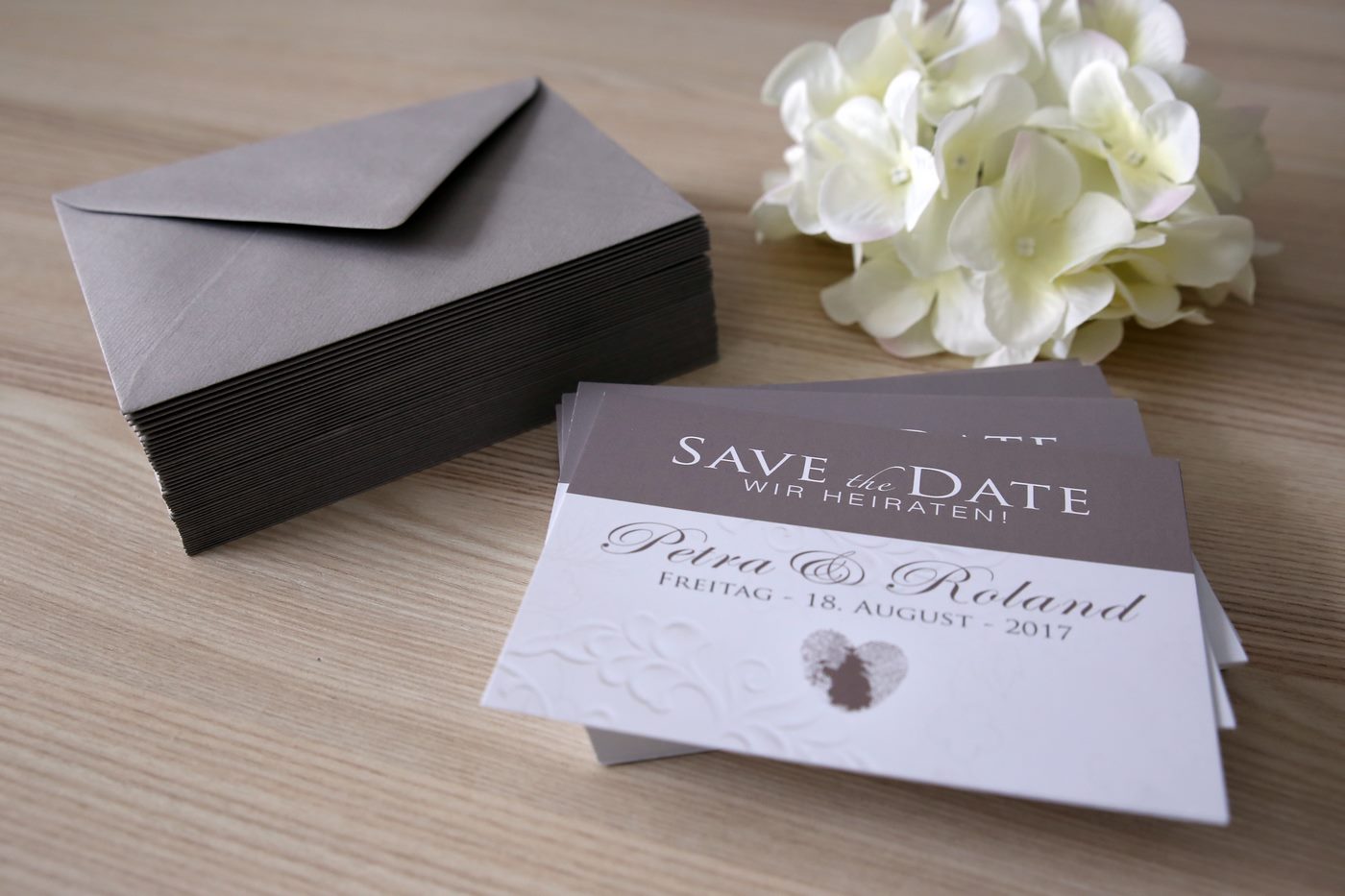 Save the Date Karte zur Hochzeit in Taupe mit Fingerabdruck Logo