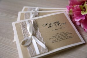 Handgefertigte Einladungskarte im Vintagelook