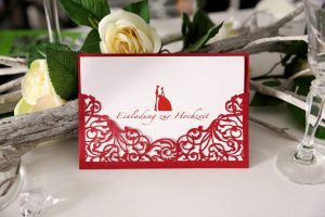 Einladungskarte in rot zur Hochzeit