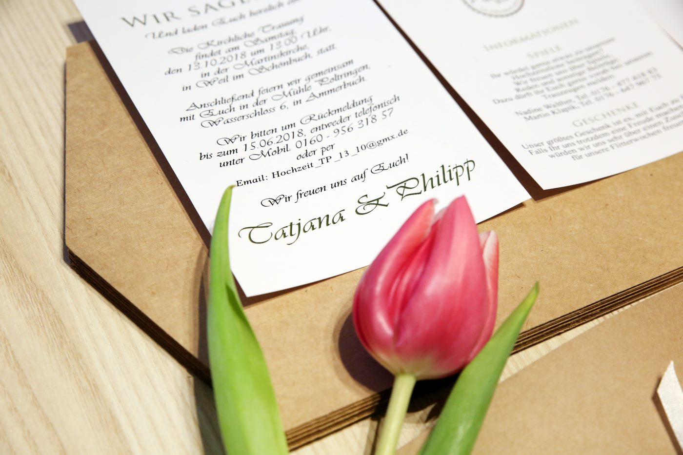 Einladungskarte aus Kraftpapier mit Einlegerkarte mit Tulpe abgelichtet