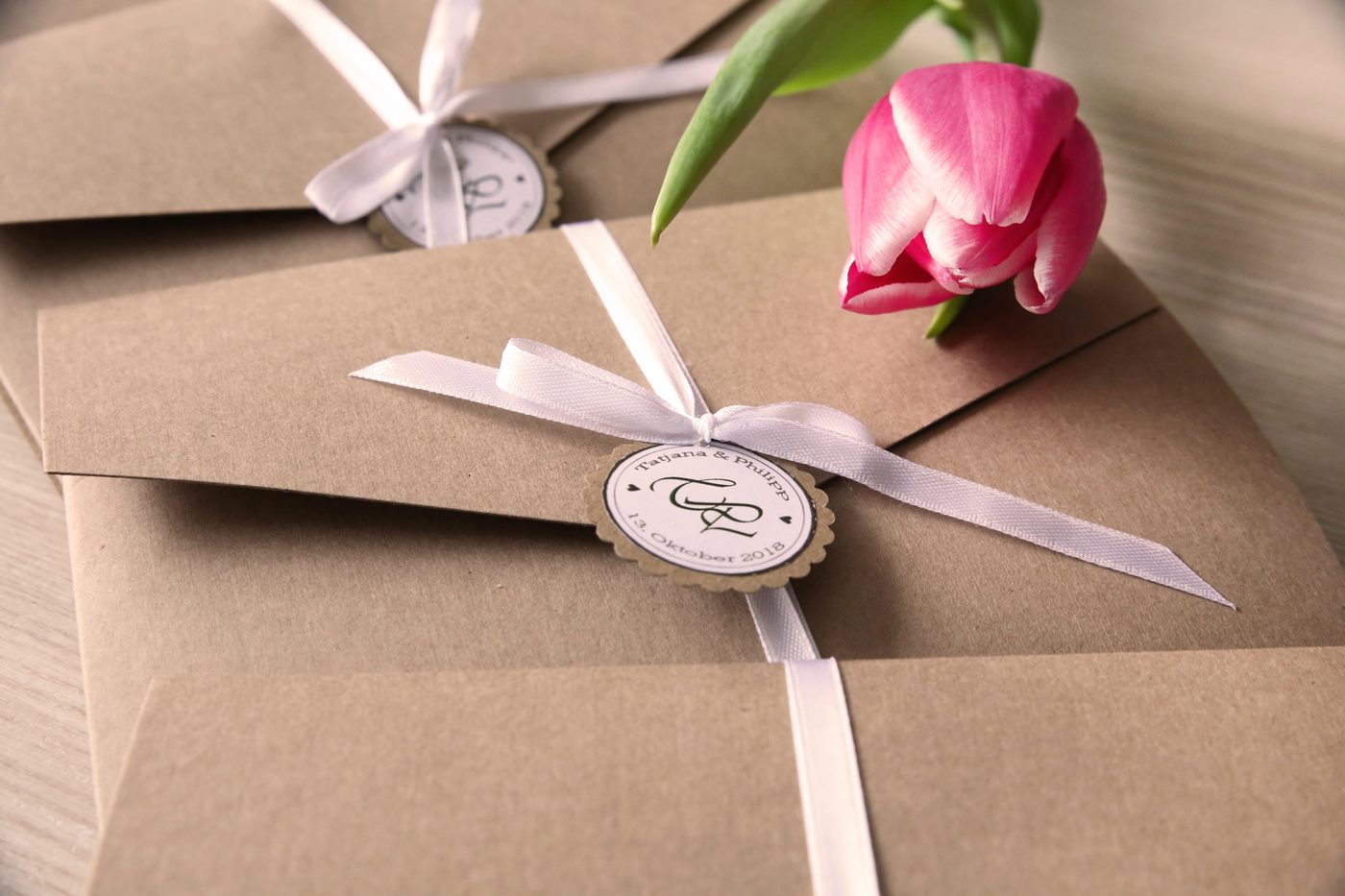 drei Pocketfold Einladungskarten aus Kraftpapier mit einer Tulpe