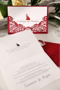 Einladungskarte in rot zur Hochzeit