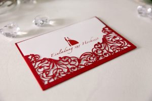 Lasergeschnittene Einladungskarte in rot zur Hochzeit