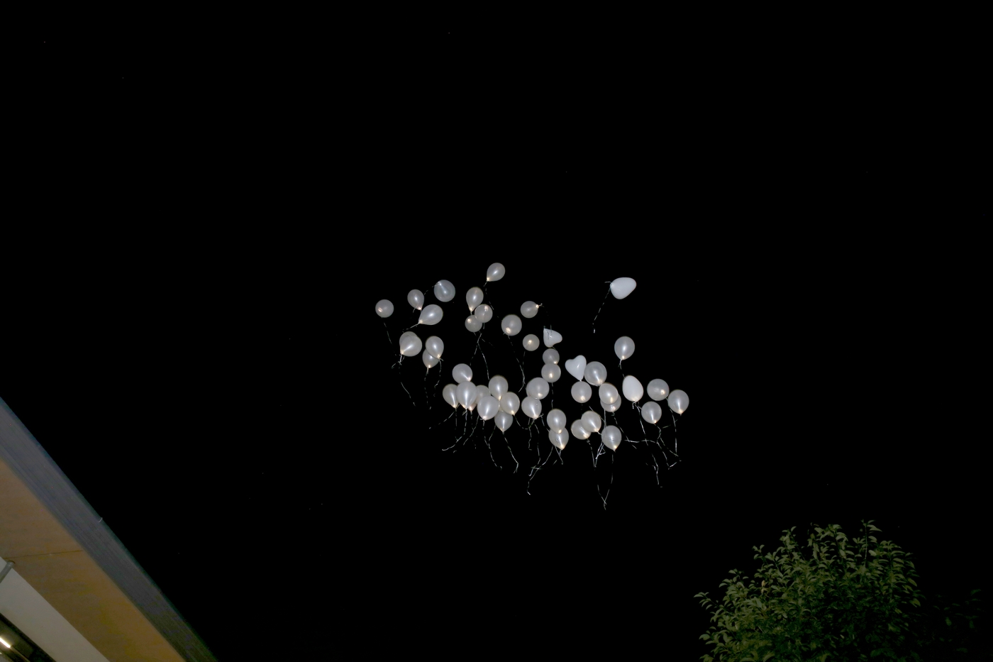 Weiße Ballons bei Nacht in der Luft fern