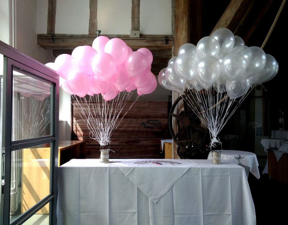 Rosa und weiße Heliumballons im Zollhaus Ludwigshafen