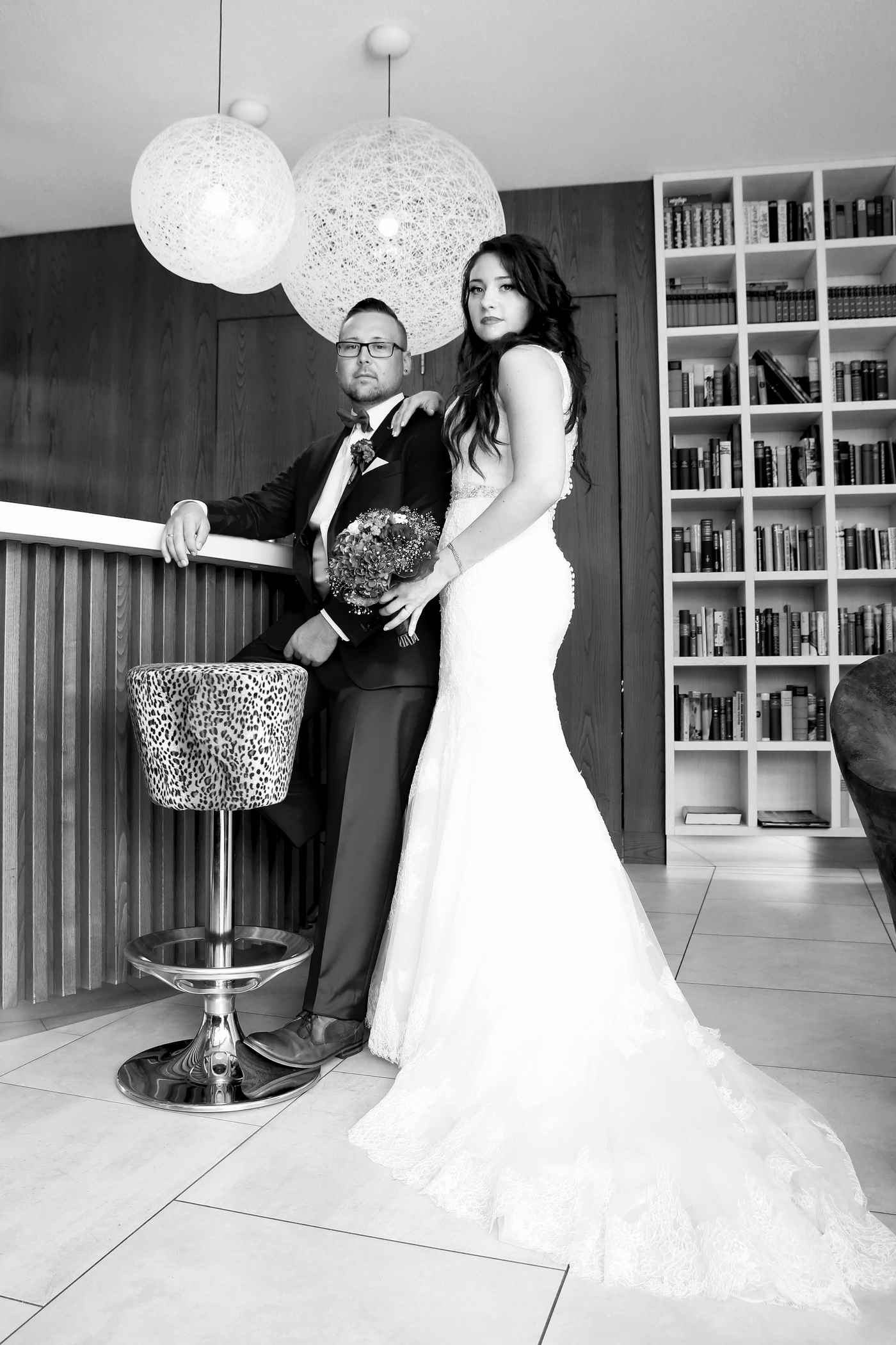 Brautpaar in schwarz weiß